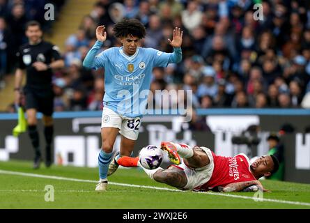 Rico Lewis de Manchester City est attaqué par Gabriel Jesus d'Arsenal lors du match de premier League à l'Etihad Stadium de Manchester. Date de la photo : dimanche 31 mars 2024. Banque D'Images