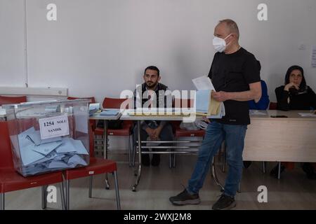 Ankara, Turquie. 31 mars 2024. Un électeur attend près d'une urne pour voter dans un bureau de vote lors des élections locales turques de 2024. Les bureaux de vote turcs pour élire leurs administrateurs locaux qui serviront pendant 5 ans. Plus de 61 millions d'électeurs ont voté, dans environ 208 000 urnes. Alors que le vote commence à 08,00 heures du matin à Ankara, des milliers de citoyens se rendent aux urnes tôt le matin pour voter. (Photo de Bilal Seckin/SOPA images/SIPA USA) crédit : SIPA USA/Alamy Live News Banque D'Images