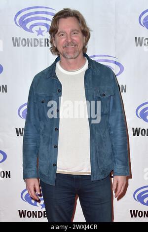 Chris Sheridan beim Photocall zur SyFy-Serie 'Resident Alien' auf der Wondercon 2024 im Anaheim Convention Center. Anaheim, 30.03.2024 Banque D'Images