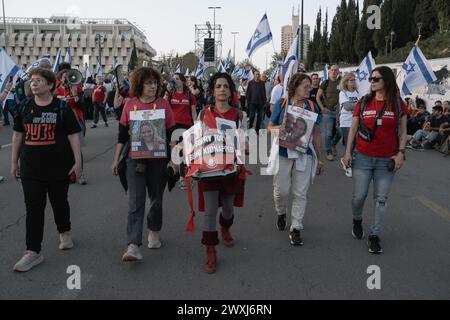 Jérusalem, Israël. 31 mars 2024. Un groupe diversifié de manifestants, y compris des activistes anti Netanyahu, des familles d'otages, des réserves de Tsahal, des opposants au projet de loi, des groupes de défense des droits des femmes, et les mouvements sociaux, se rassemblent à la Knesset avant un rassemblement de trois jours. Ils partagent une demande commune - la démission du premier ministre Netanyahou et des élections immédiates. Les manifestants appellent également à répondre aux besoins des personnes touchées par le conflit, y compris les résidents proches des frontières de Gaza et du Liban, et à une résolution rapide pour obtenir la libération des otages. Crédit : NIR Alon/Alamy Live News Banque D'Images