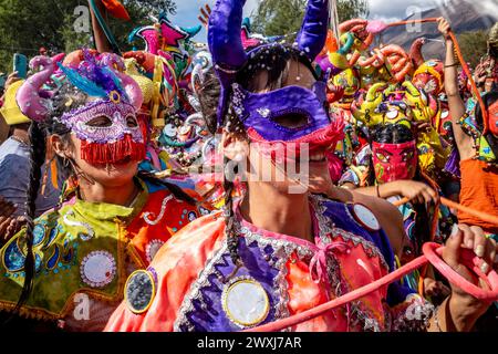 Les gens de la région vêtus de costumes du Diable participent au Carnaval annuel à Tilcara, dans la province de Jujuy, en Argentine. Banque D'Images