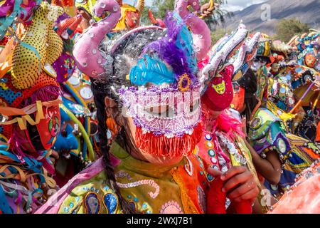 Les gens de la région vêtus de costumes du Diable participent au Carnaval annuel à Tilcara, dans la province de Jujuy, en Argentine. Banque D'Images