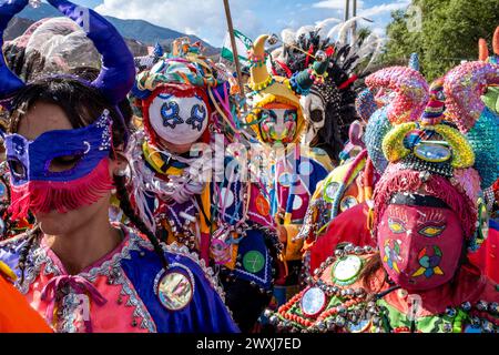 Les gens de la région vêtus de costumes du Diable participent au Carnaval annuel à Tilcara, dans la province de Jujuy, en Argentine. Banque D'Images