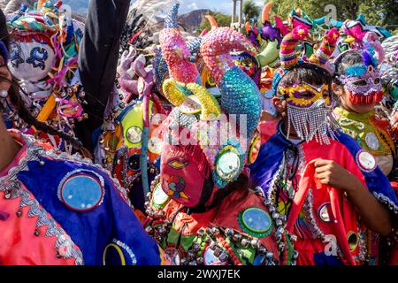 Les gens de la région vêtus de costumes du Diable participent au Carnaval annuel à Tilcara, dans la province de Jujuy, en Argentine. Banque D'Images