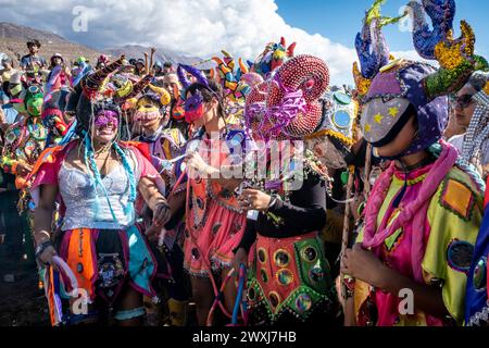 Les gens de la région vêtus de costumes du Diable participent au Carnaval annuel à Tilcara, dans la province de Jujuy, en Argentine. Banque D'Images