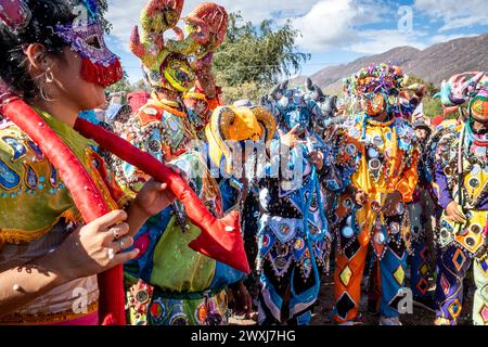 Les gens de la région vêtus de costumes du Diable participent au Carnaval annuel à Tilcara, dans la province de Jujuy, en Argentine. Banque D'Images