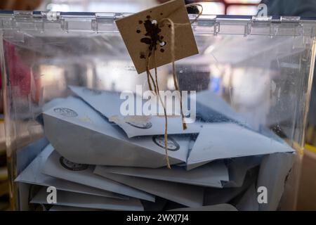 Ankara, Turquie. 31 mars 2024. Une vue d'une urne scellée. Le vote pour les élections locales a pris fin à 17h00 dans toute la Turquie. Les bureaux de vote sont clos et le dépouillement des votes a commencé. (Photo de Bilal Seckin/SOPA images/SIPA USA) crédit : SIPA USA/Alamy Live News Banque D'Images