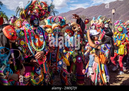 Les gens de la région vêtus de costumes du Diable participent au Carnaval annuel à Tilcara, dans la province de Jujuy, en Argentine. Banque D'Images