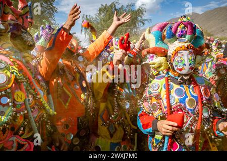 Les gens de la région vêtus de costumes du Diable participent au Carnaval annuel à Tilcara, dans la province de Jujuy, en Argentine. Banque D'Images