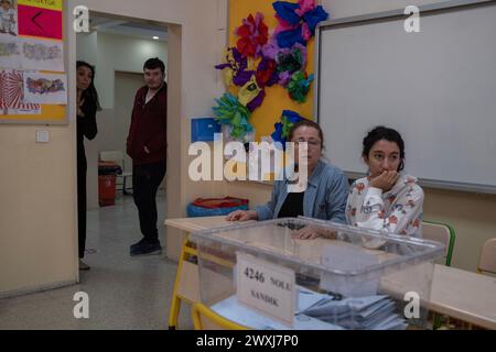 Ankara, Turquie. 31 mars 2024. Les citoyens qui ont voté regardent le décompte des votes. Le vote pour les élections locales a pris fin à 17h00 dans toute la Turquie. Les bureaux de vote sont clos et le dépouillement des votes a commencé. (Photo de Bilal Seckin/SOPA images/SIPA USA) crédit : SIPA USA/Alamy Live News Banque D'Images