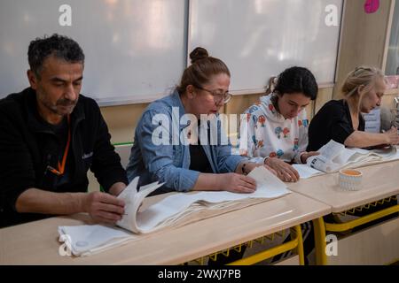 Ankara, Turquie. 31 mars 2024. Les fonctionnaires des bureaux de vote comptent les bulletins de vote. Le vote pour les élections locales a pris fin à 17h00 dans toute la Turquie. Les bureaux de vote sont clos et le dépouillement des votes a commencé. (Photo de Bilal Seckin/SOPA images/SIPA USA) crédit : SIPA USA/Alamy Live News Banque D'Images