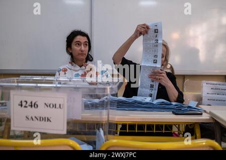 Ankara, Turquie. 31 mars 2024. L'officier de l'urne corrige le bulletin de vote. Le vote pour les élections locales a pris fin à 17h00 dans toute la Turquie. Les bureaux de vote sont clos et le dépouillement des votes a commencé. (Photo de Bilal Seckin/SOPA images/SIPA USA) crédit : SIPA USA/Alamy Live News Banque D'Images