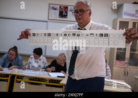 Ankara, Turquie. 31 mars 2024. Le président du comité des urnes montre le bulletin de vote. Le vote pour les élections locales a pris fin à 17h00 dans toute la Turquie. Les bureaux de vote sont clos et le dépouillement des votes a commencé. (Photo de Bilal Seckin/SOPA images/SIPA USA) crédit : SIPA USA/Alamy Live News Banque D'Images