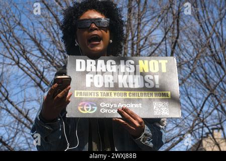 New York, New York, États-Unis. 30 mars 2024. Les membres de l'organisation d'extrême droite gays Against Groomers protestent contre une heure de drag story au parc d'État Marsha P. Johnson à Brooklyn, NYC. (Crédit image : © Laura Brett/ZUMA Press Wire) USAGE ÉDITORIAL SEULEMENT! Non destiné à UN USAGE commercial ! Banque D'Images