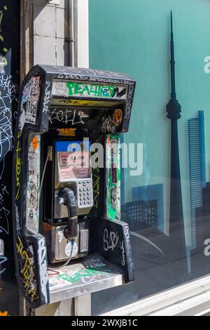 Un vieux téléphone payant à Yonge Street, Toronto, Canada Banque D'Images