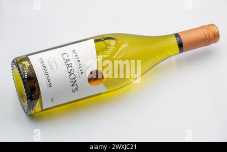 Kiev, Ukraine - 09 mars 2024 : tournage en studio de Carsons Chardonnay bouteille de vin sec blanc australien gros plan sur blanc. Banque D'Images