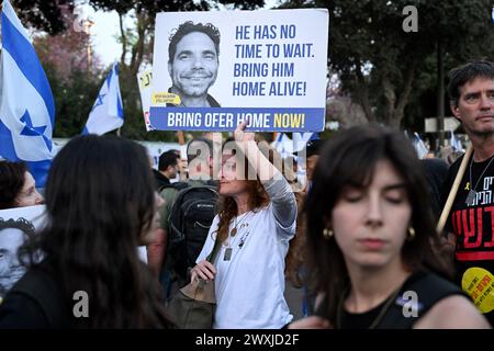 Jérusalem, Israël. 31 mars 2024. Des dizaines de milliers de manifestants israéliens assistent à une manifestation devant la Knesset, le Parlement, appelant à la démission du premier ministre Benjamin Netanyahu, à des élections anticipées, à la libération des otages et à l’annulation des vacances de la Knesset le dimanche 31 mars 2024. Photo de Debbie Hill/ crédit : UPI/Alamy Live News Banque D'Images