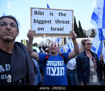 Jérusalem, Israël. 31 mars 2024. Des dizaines de milliers de manifestants israéliens assistent à une manifestation devant la Knesset, le Parlement, appelant à la démission du premier ministre Benjamin Netanyahu, à des élections anticipées, à la libération des otages et à l’annulation des vacances de la Knesset le dimanche 31 mars 2024. Photo de Debbie Hill/ crédit : UPI/Alamy Live News Banque D'Images