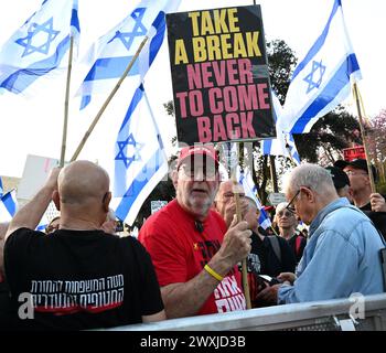 Jérusalem, Israël. 31 mars 2024. Des dizaines de milliers de manifestants israéliens assistent à une manifestation devant la Knesset, le Parlement, appelant à la démission du premier ministre Benjamin Netanyahu, à des élections anticipées, à la libération des otages et à l’annulation des vacances de la Knesset le dimanche 31 mars 2024. Photo de Debbie Hill/ crédit : UPI/Alamy Live News Banque D'Images