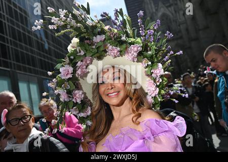 Les gens marchent dans la parade de Pâques devant la cathédrale Saint-Patrick le 31 mars 2024 à New York. Banque D'Images