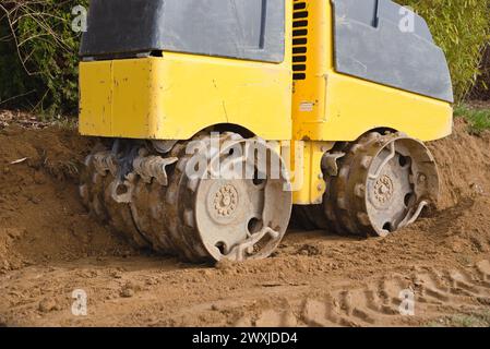 Rouleau de tranchée pour compacter le sol sur le chantier de construction - machine de construction Banque D'Images