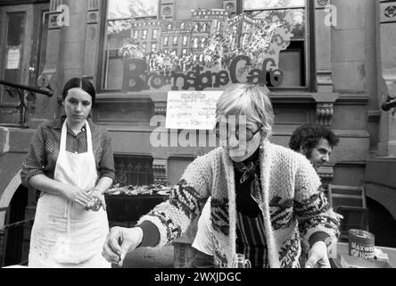 Evelyn Ortner, préservatrice de Brownstone, lors d'un Block Party en 1971. L'emplacement est Berkeley place entre la 6ème et la 7ème Banque D'Images