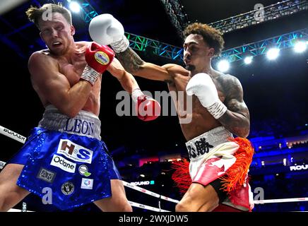 Ben Whittaker (à droite) et Leon Willings en action lors de leur combat de poids léger et lourd à l'O2, Londres. Date de la photo : dimanche 31 mars 2024. Banque D'Images