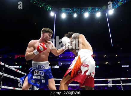 Ben Whittaker (à droite) et Leon Willings en action lors de leur combat de poids léger et lourd à l'O2, Londres. Date de la photo : dimanche 31 mars 2024. Banque D'Images