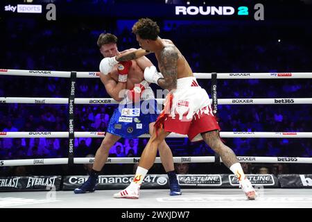 Ben Whittaker (à droite) et Leon Willings en action lors de leur combat de poids léger et lourd à l'O2, Londres. Date de la photo : dimanche 31 mars 2024. Banque D'Images