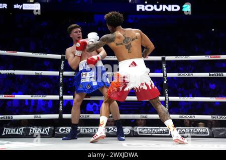 Ben Whittaker (à droite) et Leon Willings en action lors de leur combat de poids léger et lourd à l'O2, Londres. Date de la photo : dimanche 31 mars 2024. Banque D'Images