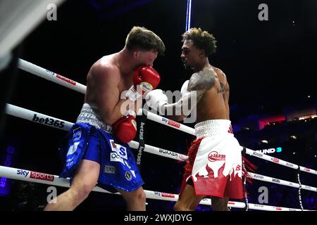 Ben Whittaker (à droite) et Leon Willings en action lors de leur combat de poids léger et lourd à l'O2, Londres. Date de la photo : dimanche 31 mars 2024. Banque D'Images