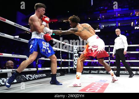 Ben Whittaker (à droite) et Leon Willings en action lors de leur combat de poids léger et lourd à l'O2, Londres. Date de la photo : dimanche 31 mars 2024. Banque D'Images