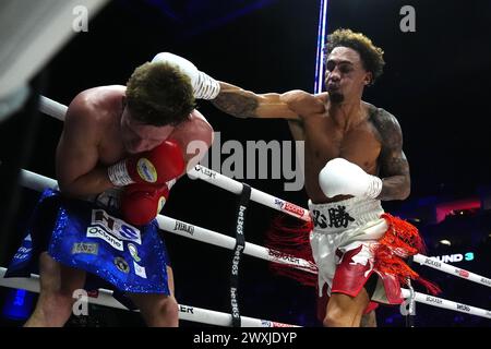 Ben Whittaker (à droite) et Leon Willings en action lors de leur combat de poids léger et lourd à l'O2, Londres. Date de la photo : dimanche 31 mars 2024. Banque D'Images