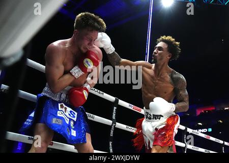 Ben Whittaker (à droite) et Leon Willings en action lors de leur combat de poids léger et lourd à l'O2, Londres. Date de la photo : dimanche 31 mars 2024. Banque D'Images