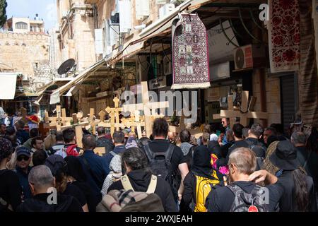 Pèlerins à Jérusalem se rendant au Saint-Sépulcre pour la procession. Pâques dans la vieille ville de Jérusalem - Israël : 22 avril 2022. Banque D'Images