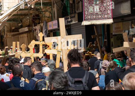 Pèlerins à Jérusalem se rendant au Saint-Sépulcre pour la procession. Pâques dans la vieille ville de Jérusalem - Israël : 22 avril 2022. Banque D'Images