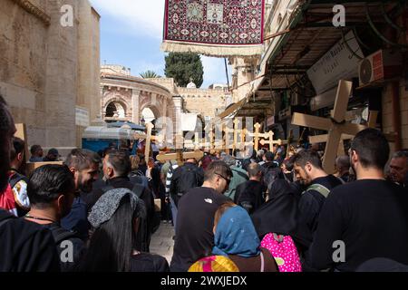 Pèlerins à Jérusalem se rendant au Saint-Sépulcre pour la procession. Pâques dans la vieille ville de Jérusalem - Israël : 22 avril 2022. Banque D'Images