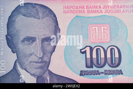 Portrait de l'inventeur serbe Nikola Tesla sur la Yougoslavie 100 Dinara monnaie mémorial billet de banque (focus sur le centre) Banque D'Images