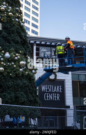 Seattle, États-Unis. 16 novembre 2023. Ouvriers d'arbres de noël de Wetlake. Banque D'Images