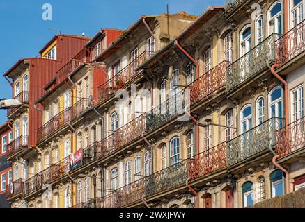 Façades colorées de maisons le long de Cais da Estiva dans le quartier de Ribeira, Porto, Portugal Banque D'Images