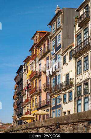 Façades colorées de maisons le long de Cais da Estiva dans le quartier de Ribeira, Porto, Portugal Banque D'Images