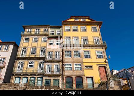 Façades colorées de maisons le long de Cais da Estiva dans le quartier de Ribeira, Porto, Portugal Banque D'Images