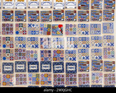 Un présentoir d'aimants en céramique pour réfrigérateur, modelé d'après les emblématiques carreaux azulejo, en vente à Porto, Portugal Banque D'Images