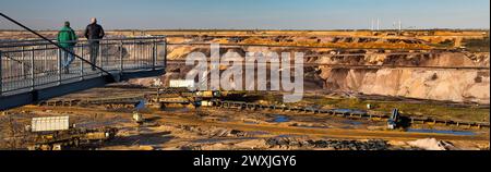 Deux hommes sur la plate-forme d'observation Jackerath regardent au-dessus de la mine de lignite à ciel ouvert Garzweiler, Juechen, Rhénanie du Nord-Westphalie, Allemagne Banque D'Images