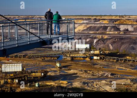 Deux hommes sur la plate-forme d'observation Jackerath regardent au-dessus de la mine de lignite à ciel ouvert Garzweiler, Juechen, Rhénanie du Nord-Westphalie, Allemagne Banque D'Images