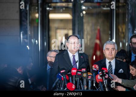 Ankara, Turquie. 31 mars 2024. Ahmet Yeneri, président du Conseil électoral suprême (YSK), informe la presse que l'interdiction de propagande a été levée. Ahmet Yener, président de la Commission électorale suprême (YSK), a annoncé que l'interdiction de propagande avait été levée lors des élections générales locales du 31 mars. Ainsi, l'interdiction de partager les données de vote a été levée. Crédit : SOPA images Limited/Alamy Live News Banque D'Images