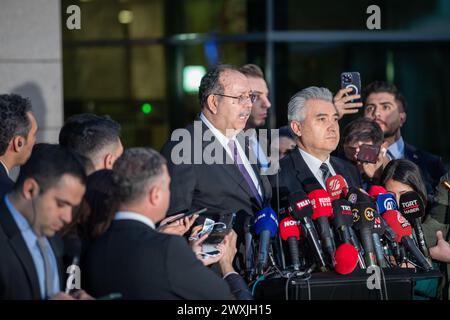 Ankara, Turquie. 31 mars 2024. Ahmet Yeneri, président du Conseil électoral suprême (YSK), informe la presse que l'interdiction de propagande a été levée. Ahmet Yener, président de la Commission électorale suprême (YSK), a annoncé que l'interdiction de propagande avait été levée lors des élections générales locales du 31 mars. Ainsi, l'interdiction de partager les données de vote a été levée. Crédit : SOPA images Limited/Alamy Live News Banque D'Images