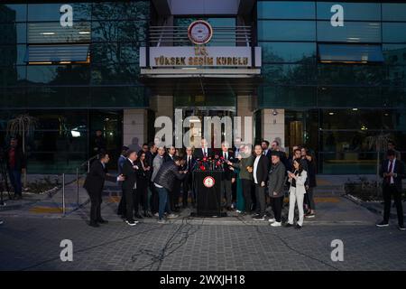 Ankara, Turquie. 31 mars 2024. Ahmet Yeneri, président du Conseil électoral suprême (YSK), informe la presse que l'interdiction de propagande a été levée. Ahmet Yener, président de la Commission électorale suprême (YSK), a annoncé que l'interdiction de propagande avait été levée lors des élections générales locales du 31 mars. Ainsi, l'interdiction de partager les données de vote a été levée. Crédit : SOPA images Limited/Alamy Live News Banque D'Images