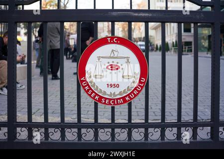 Ankara, Turquie. 31 mars 2024. Le logo du Conseil électoral suprême (YSK) vu à son siège. Ahmet Yener, président de la Commission électorale suprême (YSK), a annoncé que l'interdiction de propagande avait été levée lors des élections générales locales du 31 mars. Ainsi, l'interdiction de partager les données de vote a été levée. Crédit : SOPA images Limited/Alamy Live News Banque D'Images