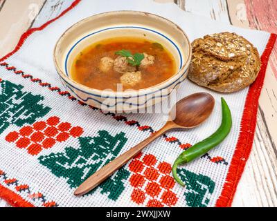 plat roumain ciorba de perisoare ou soupe de boulettes de viande Banque D'Images